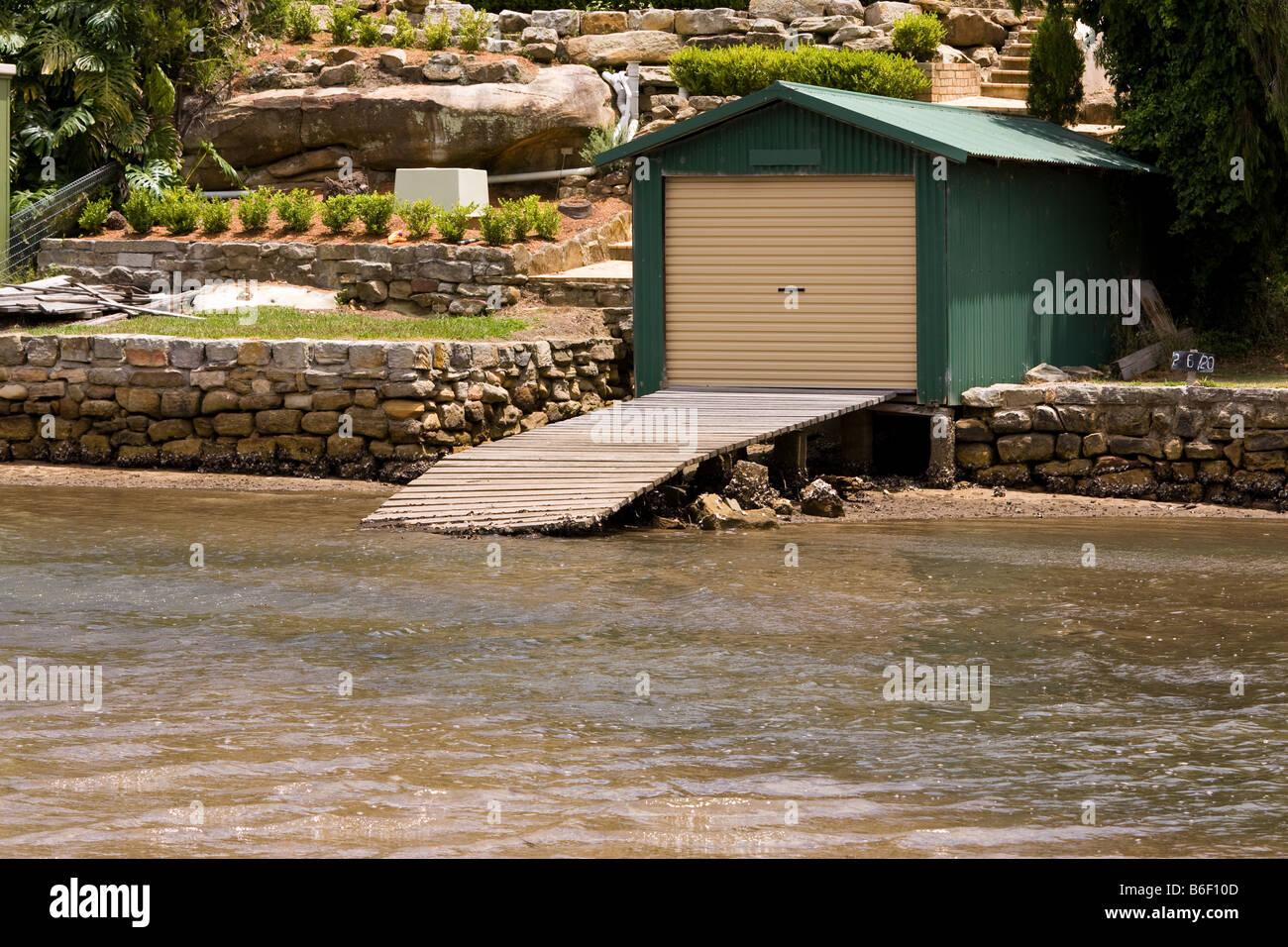 Bootsschuppen und Rampe auf dem Ozean Stockfotografie Alamy