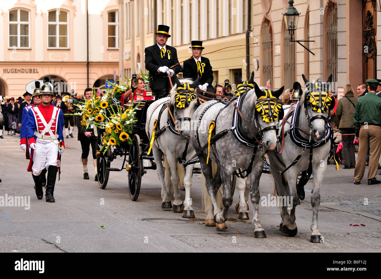 Pferdekutsche während dem Oktoberfest Tracht Prozession, München, Bayern, Deutschland Stockfoto