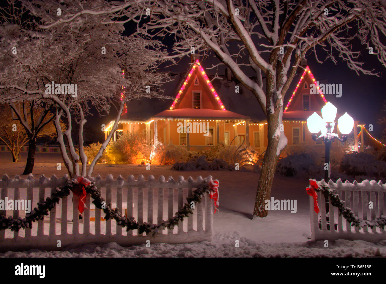 Brigham Young Landhaus, umgeben von schneebedeckten Bäumen zur Weihnachtszeit im Pioneer Village State Park in Salt Lake City Utah USA Stockfoto