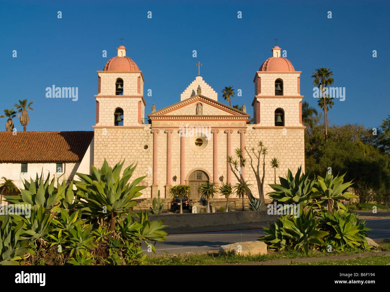 Die Mission Santa Barbara Kirche vorne, Santa Barbara, Kalifornien, USA Stockfoto