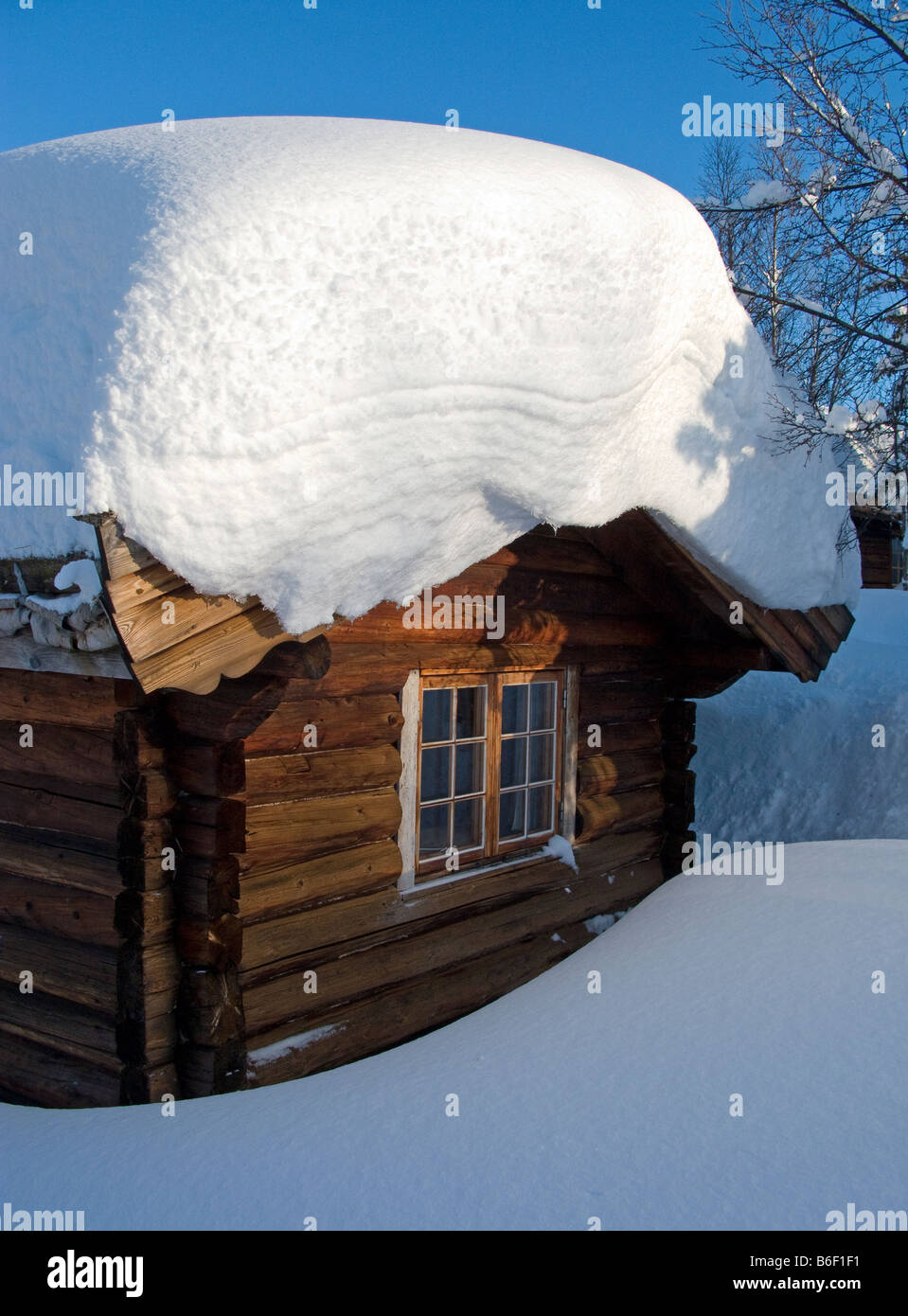 Traditionelle schneebedeckten norwegischen Blockhaus Stockfoto