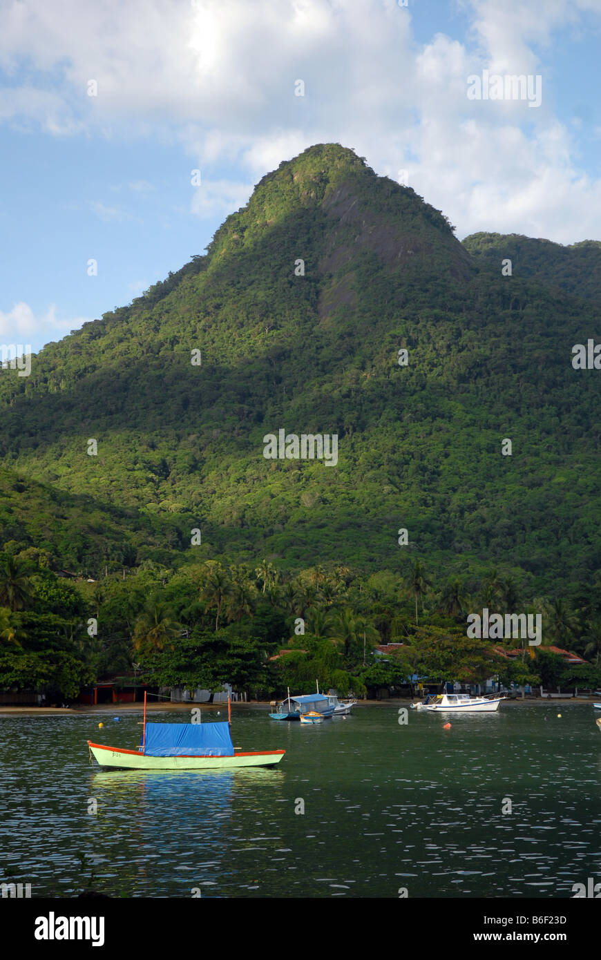 Vila Do Abraáo, der wichtigste Hafen von Ilha Grande, Brasilien Stockfoto