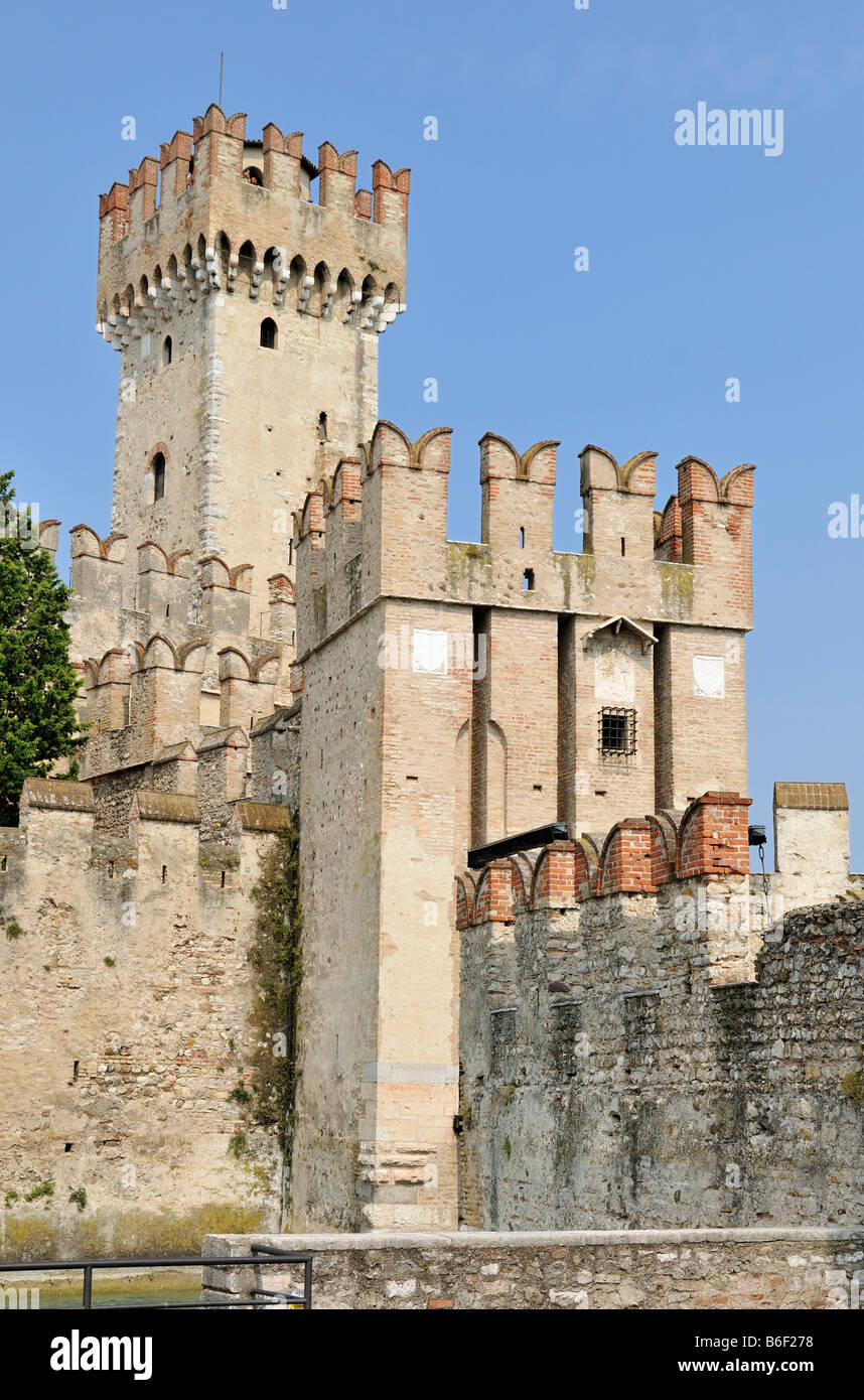 Castello Scaligero Schloß, Sirmione, Lago di Garda oder Gardasee, Lombardei, Italien, Europa Stockfoto