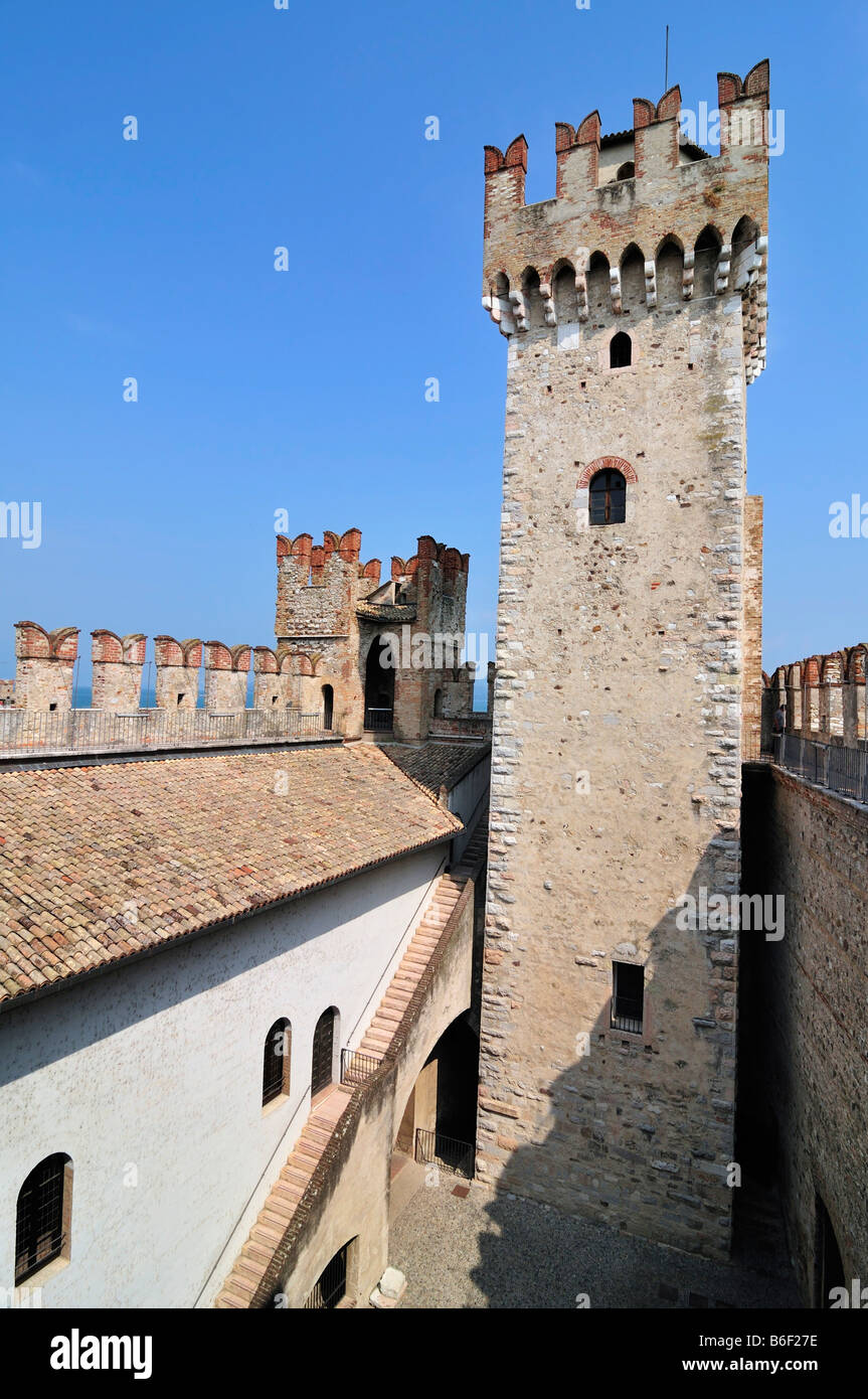 Castello Scaligero Schloß, Sirmione, Lago di Garda oder Gardasee, Lombardei, Italien, Europa Stockfoto