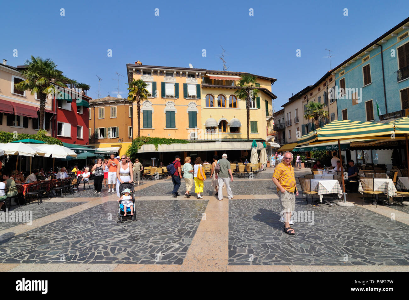 Stadtplatz in Sirmione, Lombardei, Italien, Europa Stockfoto