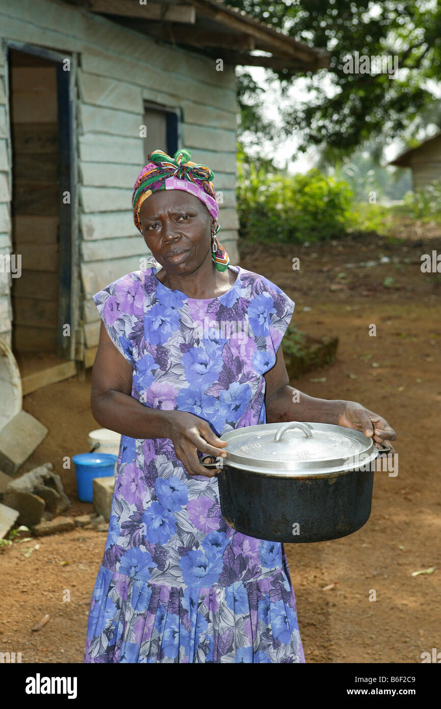 AIDS/HIV positiven Frau mit einem Topf Essen, Manyemen, Kamerun, Afrika Stockfoto