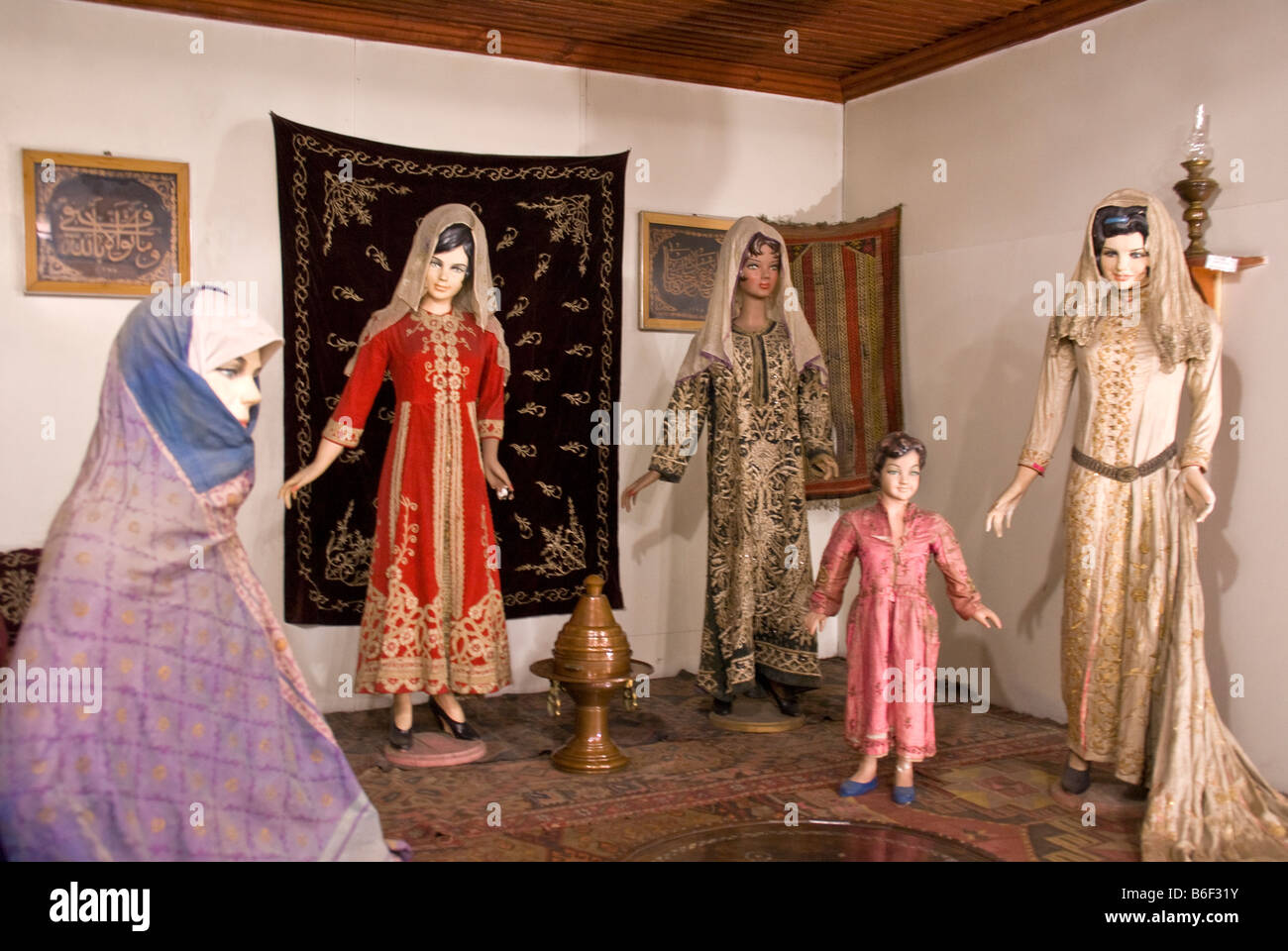 Türkische Frauen Kleidung Display im typischen Erzurum Wohnzimmer der türkischen islamischen Kunst-Ethnographie-Museum Stockfoto
