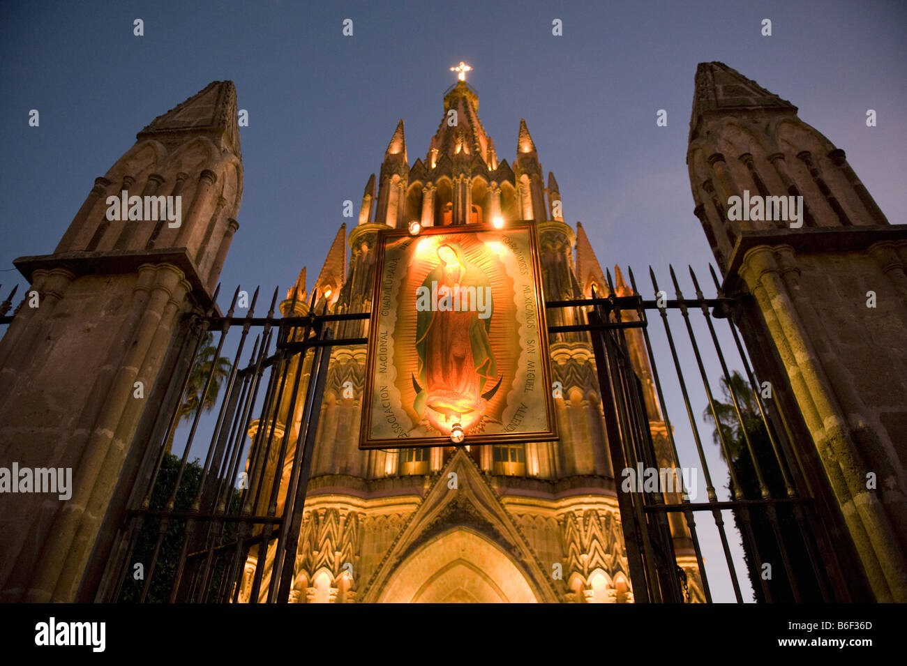 Parroquia Kirche bei Dämmerung, kolonialen Zentrum von San Miguel de Allende, Mexiko Stockfoto