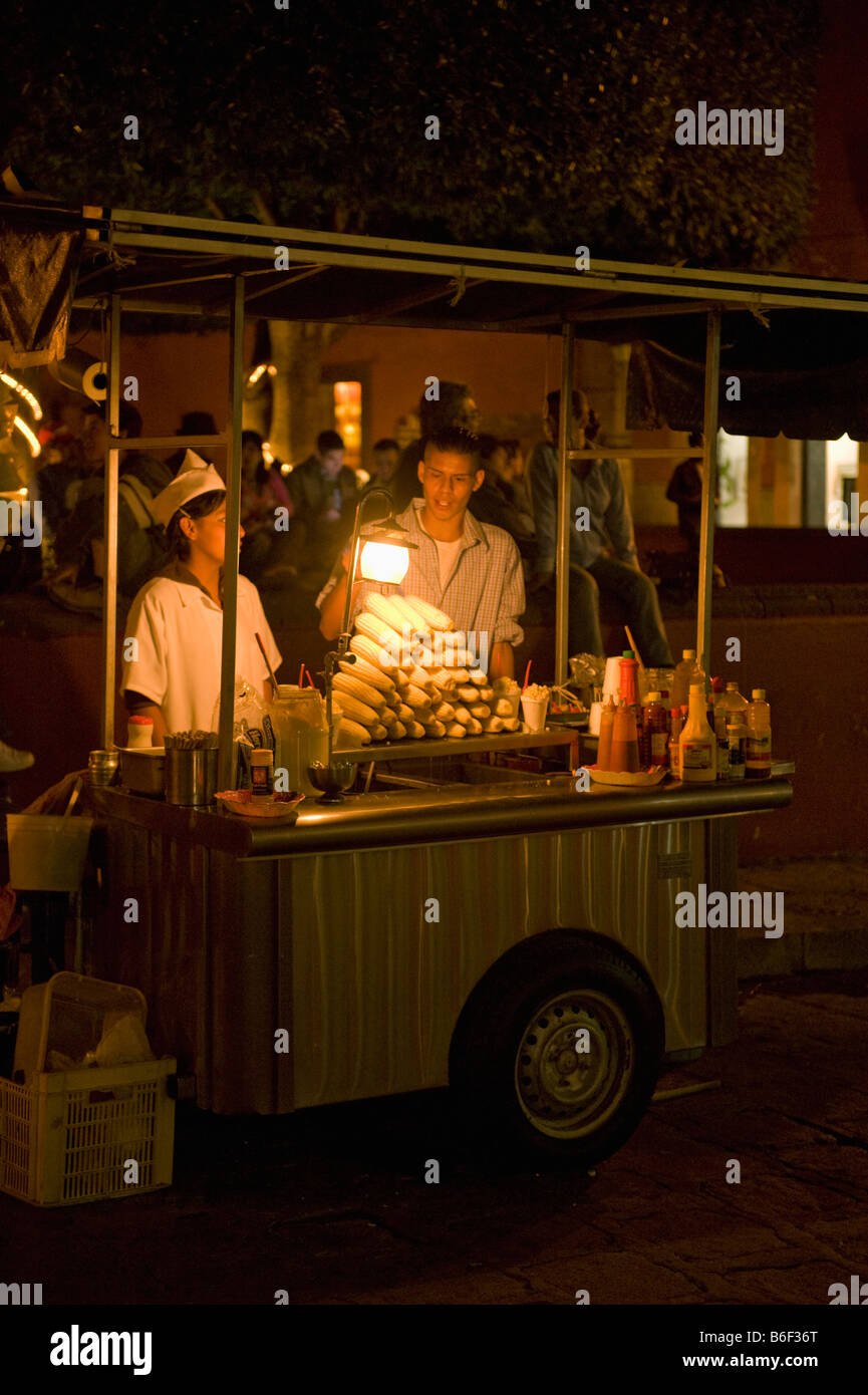 Mais-Straßenhändler am Freitagabend, den Jardin Square, San Miguel de Allende, Mexiko Stockfoto