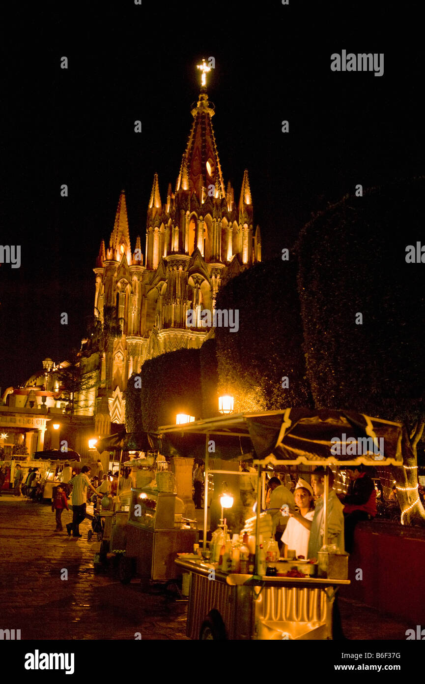 Mais-Straßenhändler am Freitagabend, den Jardin Square und Parroquia Kirche, San Miguel de Allende, Mexiko Stockfoto