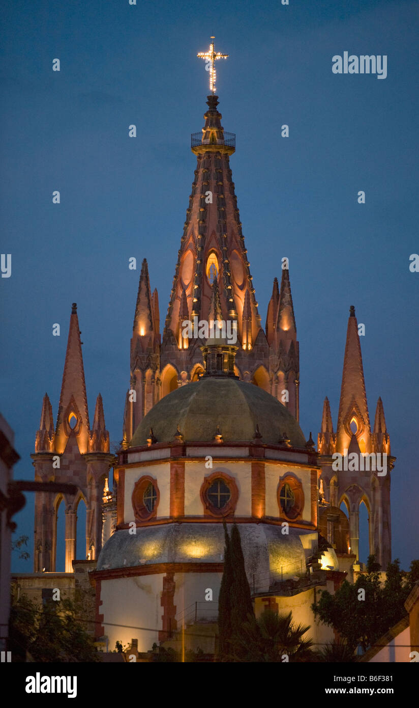 Parroquia Kirche bei Dämmerung, kolonialen Zentrum von San Miguel de Allende, Mexiko Stockfoto