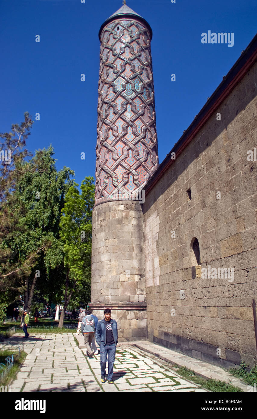Erzurum Yakutiye Medrese gefliesten Minarett gebaut im Jahr 1308, jetzt türkische islamische Kunst Ethnographie-Museum Stockfoto