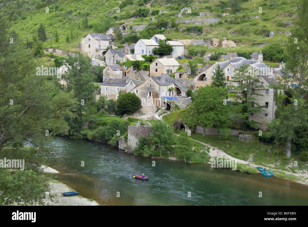 Blick auf Hauterives am Fluss Tarn, Frankreich, Languedoc-Roussillon Stockfoto