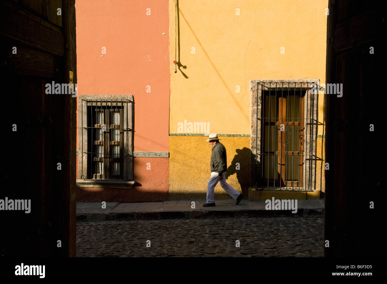Mann zu Fuß kolonialen Gässchen, San Miguel de Allende, Mexiko Stockfoto