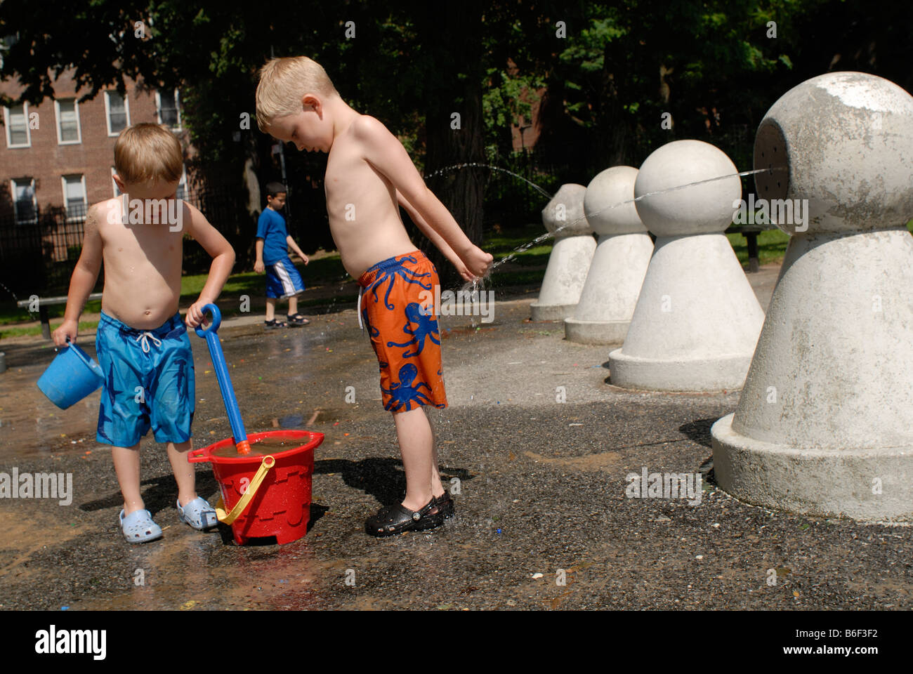 Zwei Nackten Oberkörper Jungen Genießen Spielplatz Sprinkler An Einem