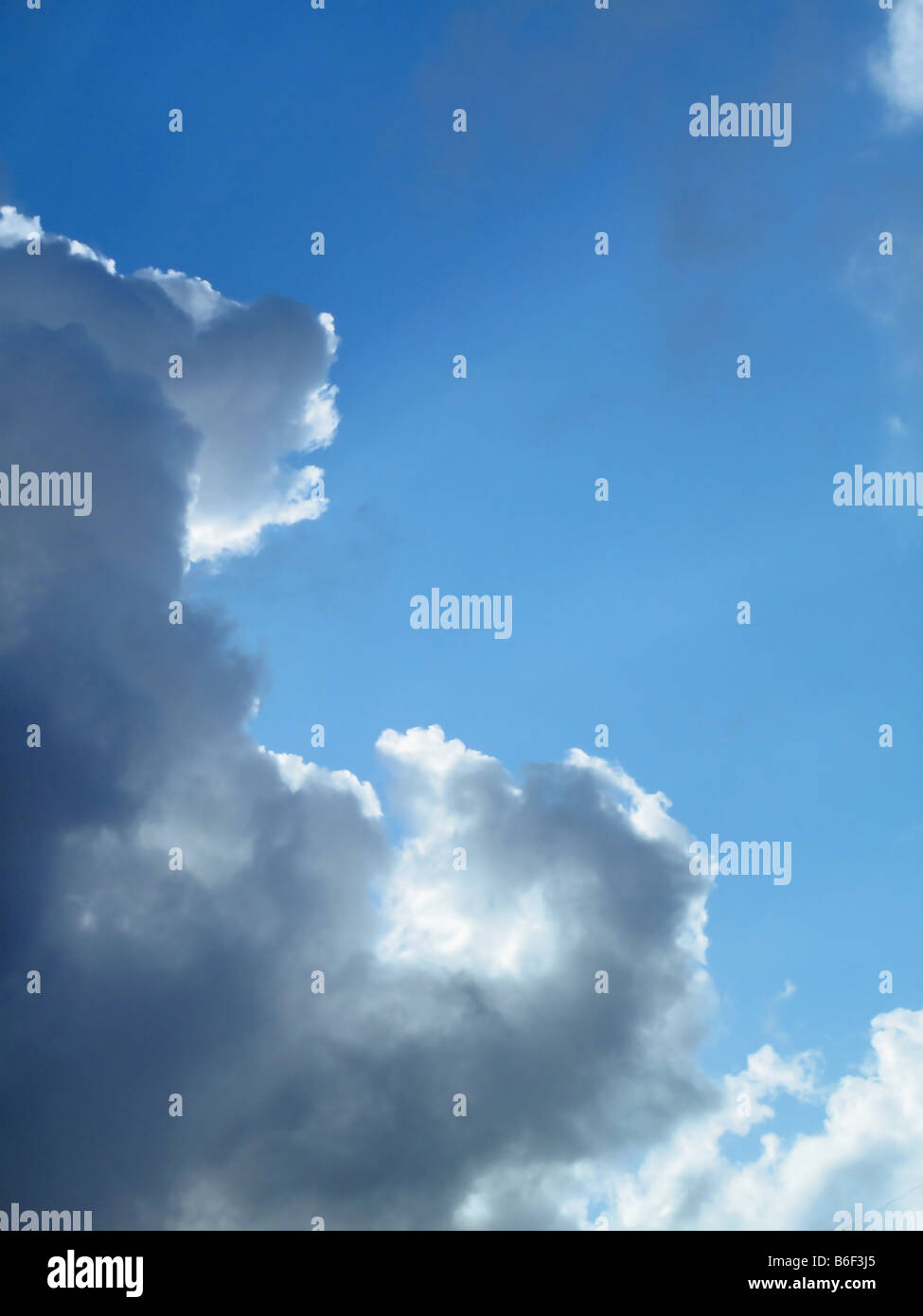 Stürmischen Wolken gegen blauen Himmel Stockfoto