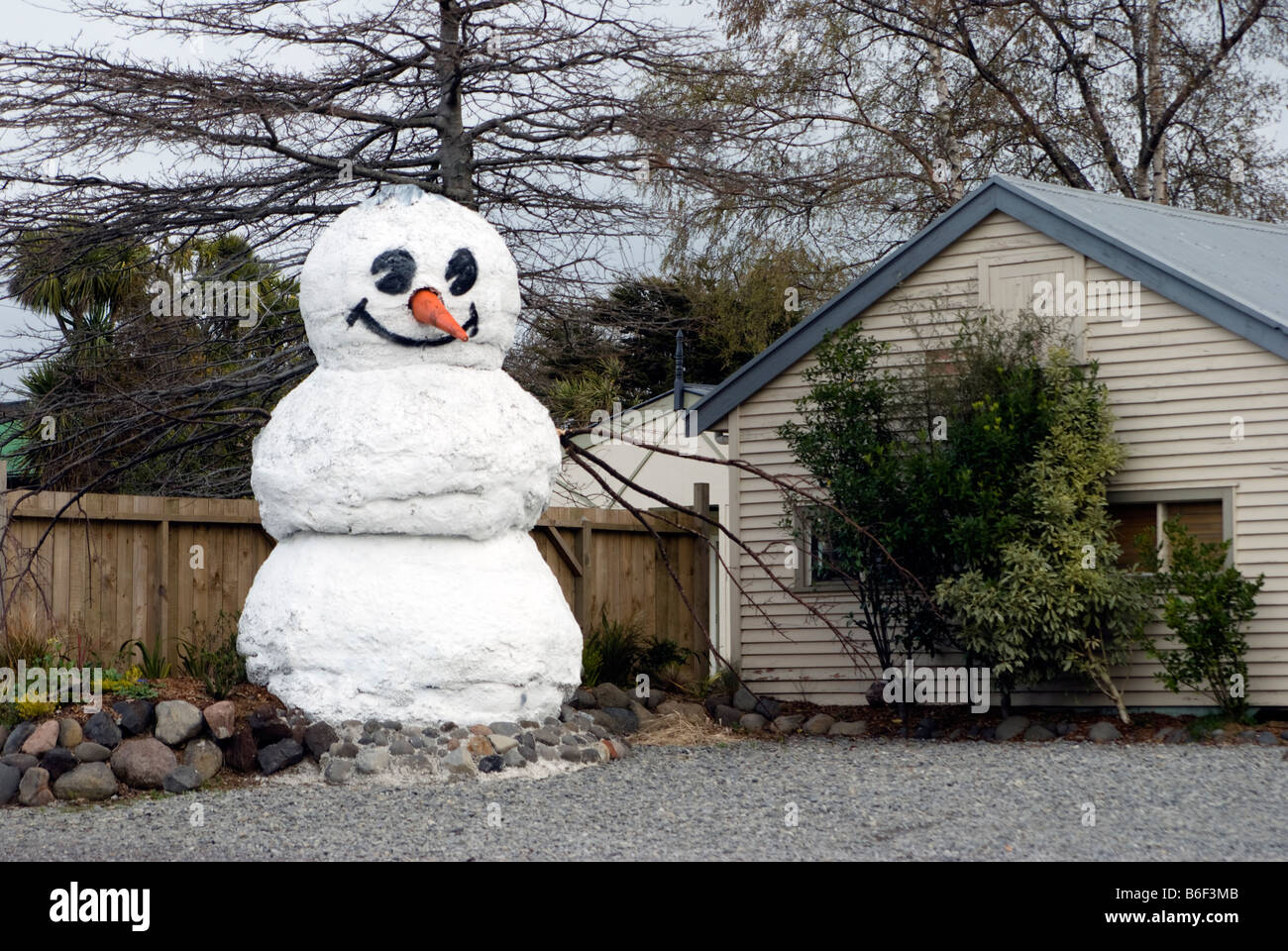 Eine Skulptur von einem Schneemann in Skiort Ohakune in Manawatu-Wanganui Region North Island in Neuseeland Stockfoto