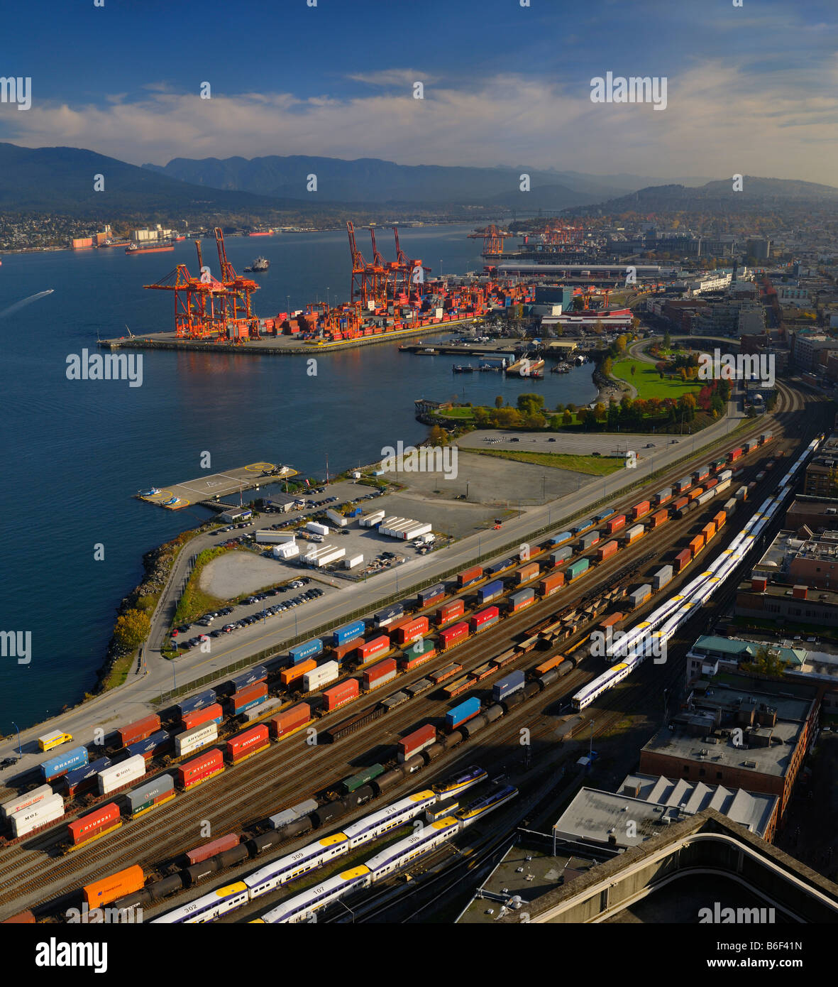 Luftaufnahme der Containerschifffahrt Port auf der Schiene und die Werften im kanadischen Vancouver Burrard Inlet Stockfoto