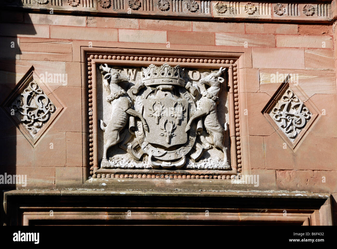 Wappen von Waffen, Holker Hall, Haus von Lord und Lady Cavendish, Nationalpark Lake District, Cumbria, England Stockfoto