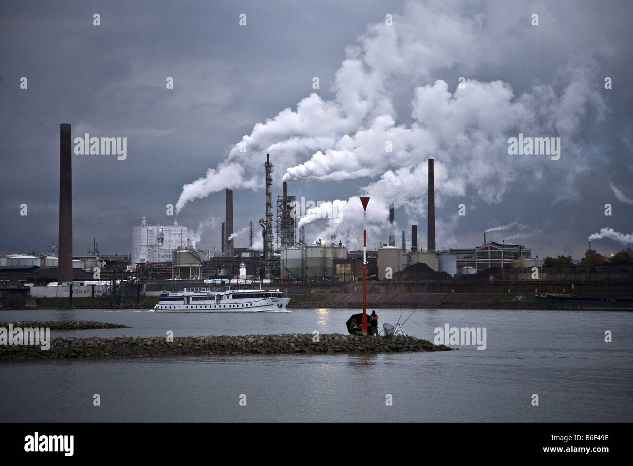 zwei Angler am Rhein vor Industrieanlagen, Duisburg, Ruhrgebiet, Nordrhein-Westfalen, Deutschland Stockfoto