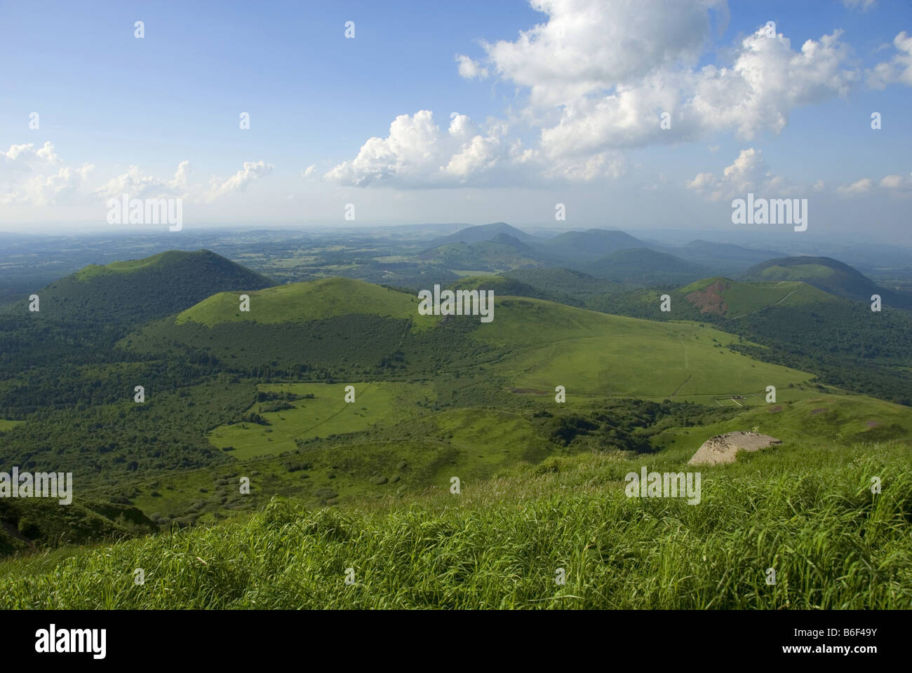 Blick vom Puy de Dome auf die Vulkanlandschaft Chaine des Puys, Frankreich, Auvergne Stockfoto