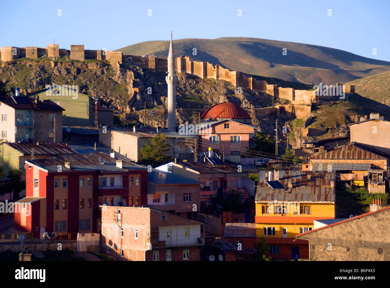 Bayburt Burg, Ruine, mit Blick auf aktuelle kleine Stadt Bayburt, war einst eine byzantinische Stop auf der alten Seidenstraße Stockfoto