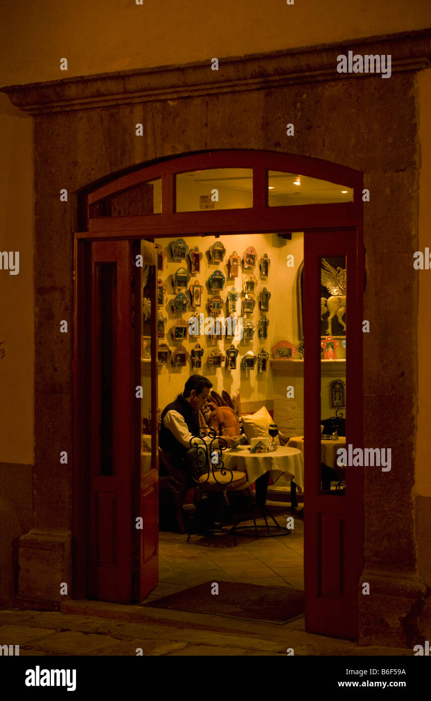 Mann im Café, San Miguel de Allende, Mexiko, Nacht Stockfoto