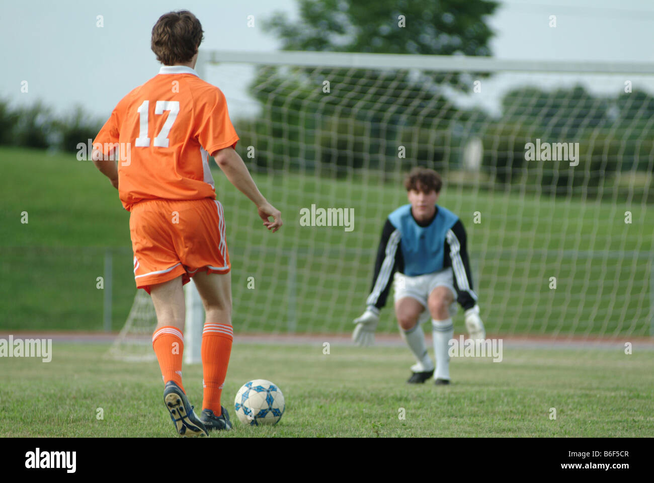 Jungs spielen Fußball, USA Stockfoto