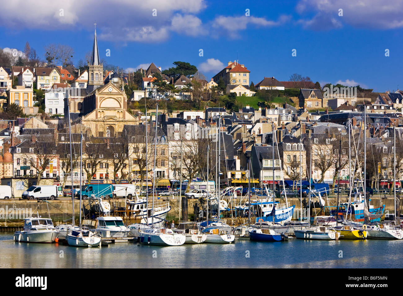 Hafen von Deauville, Normandie, Frankreich mit Trouville im Hintergrund Stockfoto