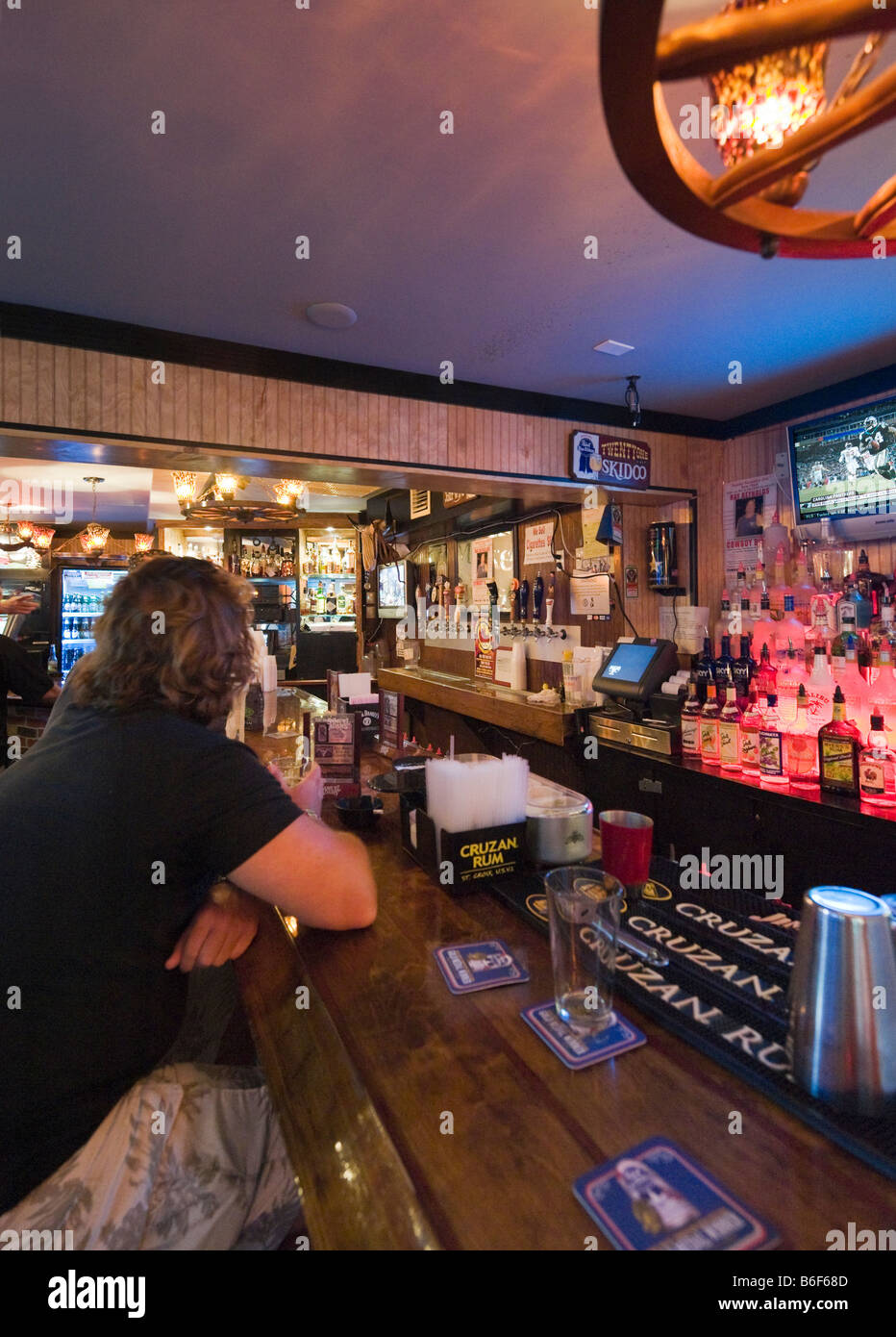 Mann Fu ball Gucken Auf ESPN Im Fernsehen In Einer Bar Direkt An Der 