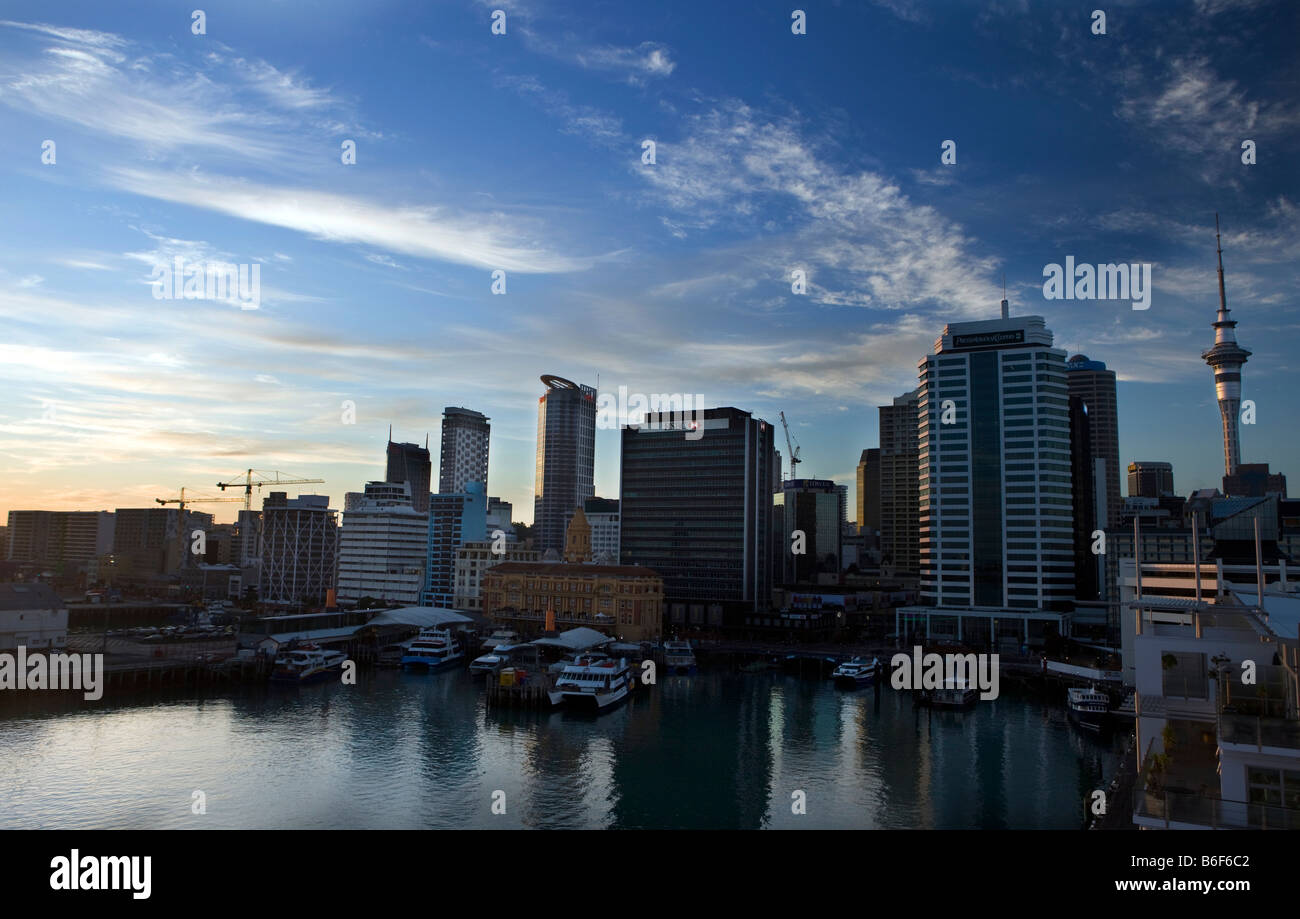 Skyline von central Business District in der Morgendämmerung, Auckland, Neuseeland von Princes Wharf betrachtet. Stockfoto