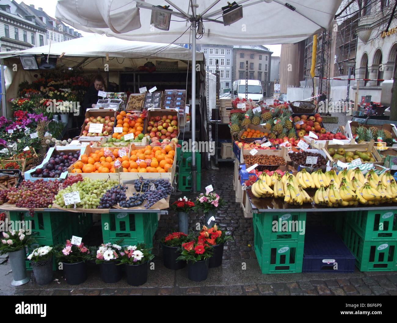 Ein Markt-Stall-Obst und Gemüse auf Strøget in Kopenhagen, Dänemark. Strøget ist die längste Fußgängerzone Europas Stockfoto