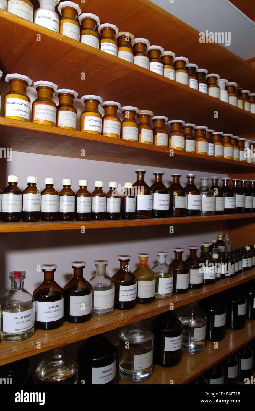 Chemikalien in ein Lagerregal Stockfoto