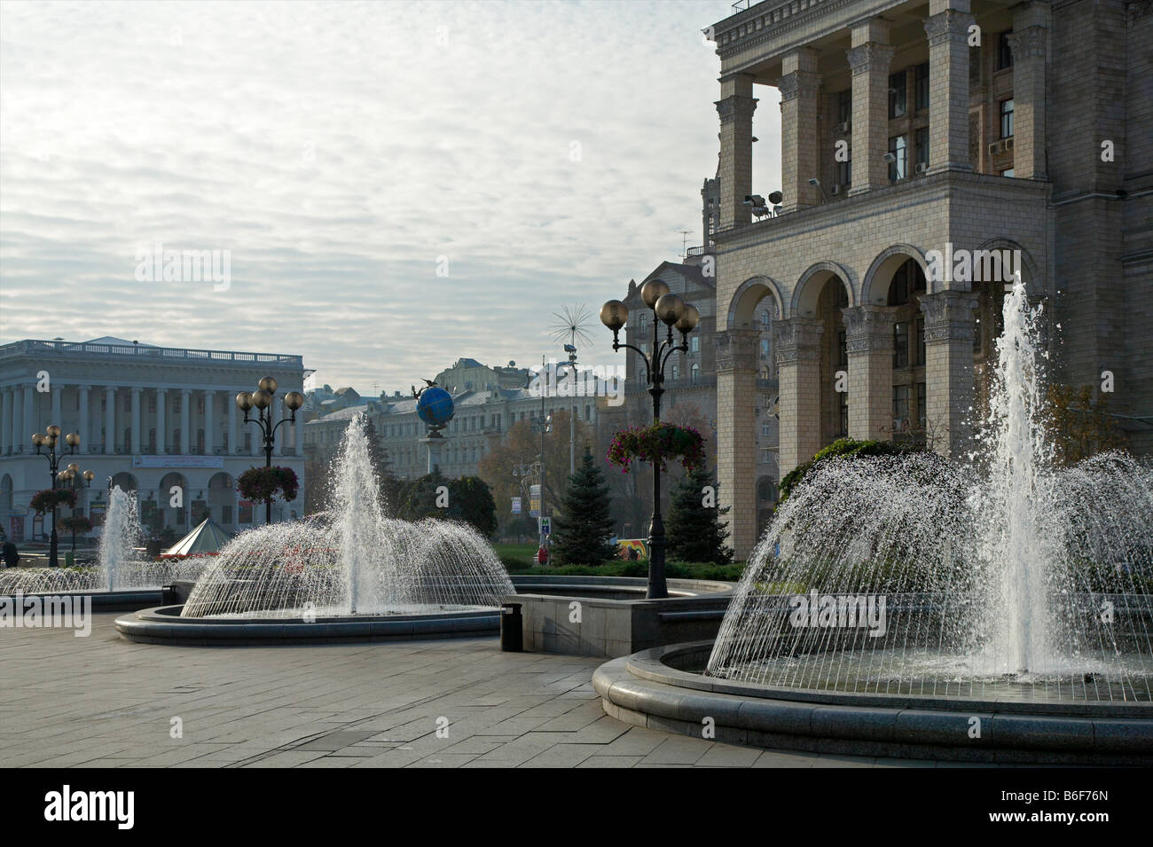 Morgen "Maidan Nezalezhnosti ("Platz der Unabhängigkeit") Szene mit Brunnen (Zentrum der Stadt Kiew, Ukraine). Stockfoto