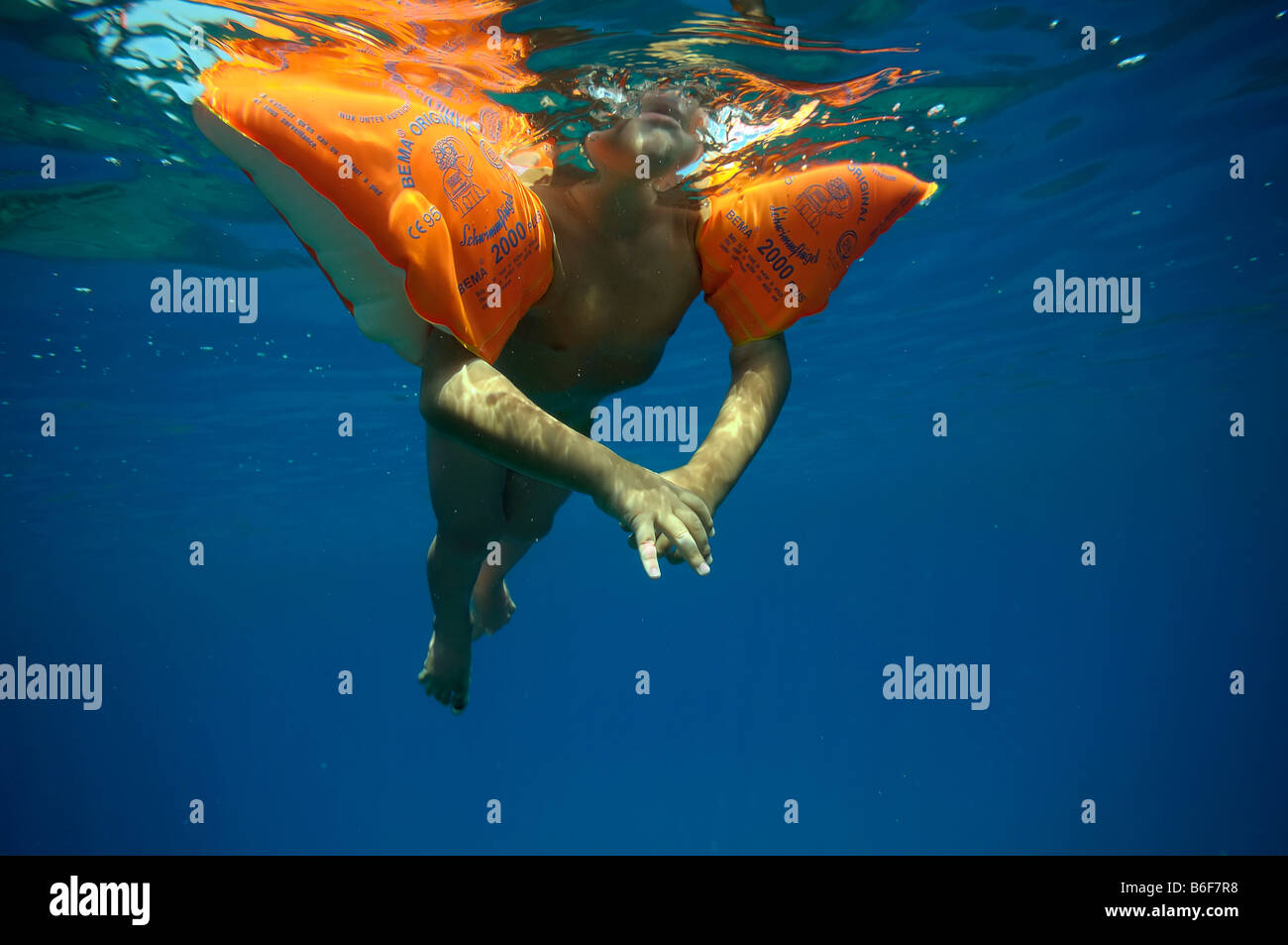 3-Year-Old Boy Arm tragen Bänder schwimmen, Unterwasser Foto, Villasimius, Sardinien, Italien, Europa Stockfoto