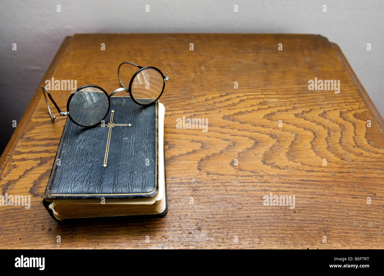 Einer alten Bibel und Gläser auf dem Tisch Stockfoto