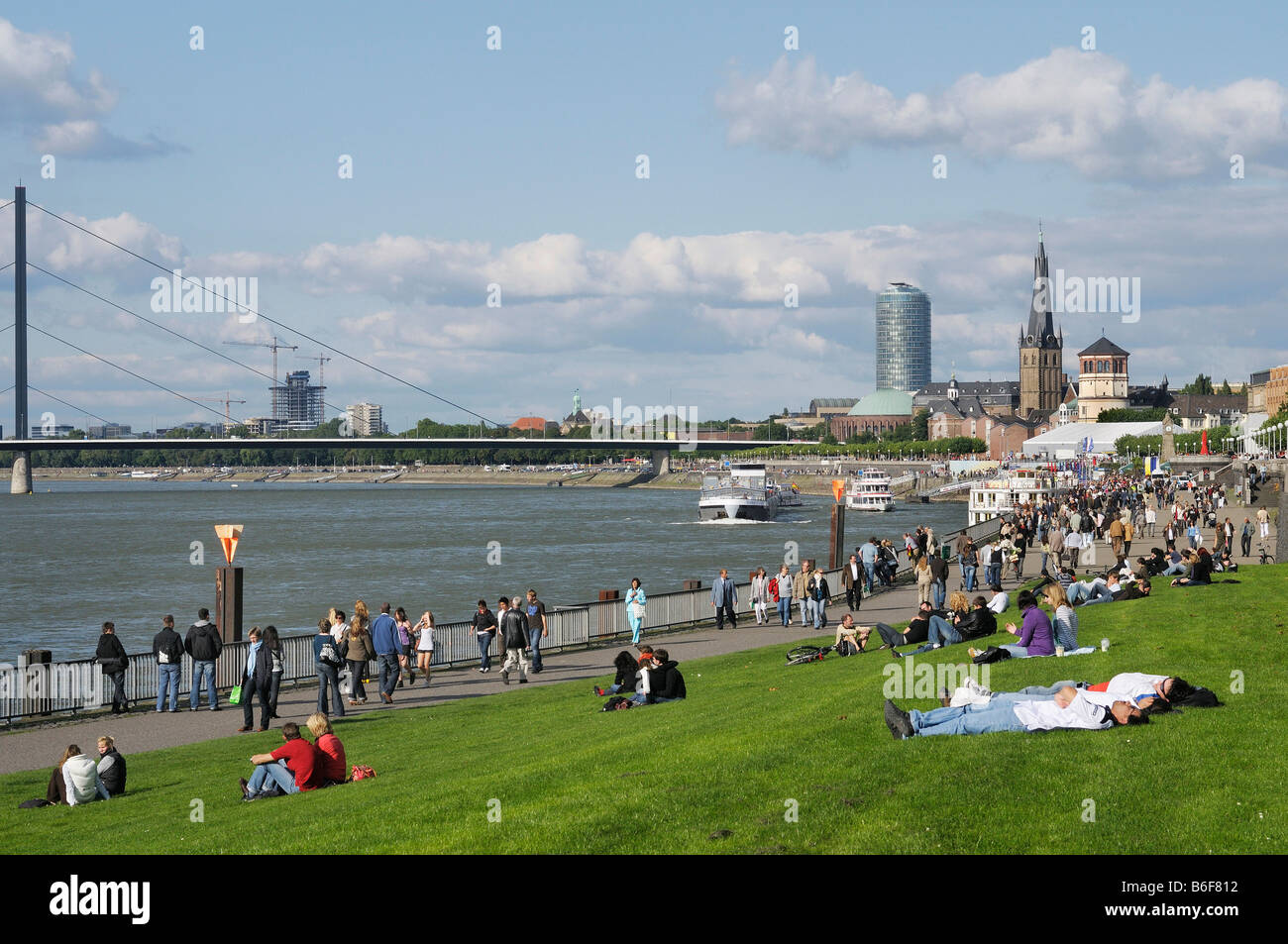 Junge Menschen entspannen entlang der Rheinuferpromenade vor dem Parlament Nordrhein-Westfalen, Düsseldorf Stockfoto