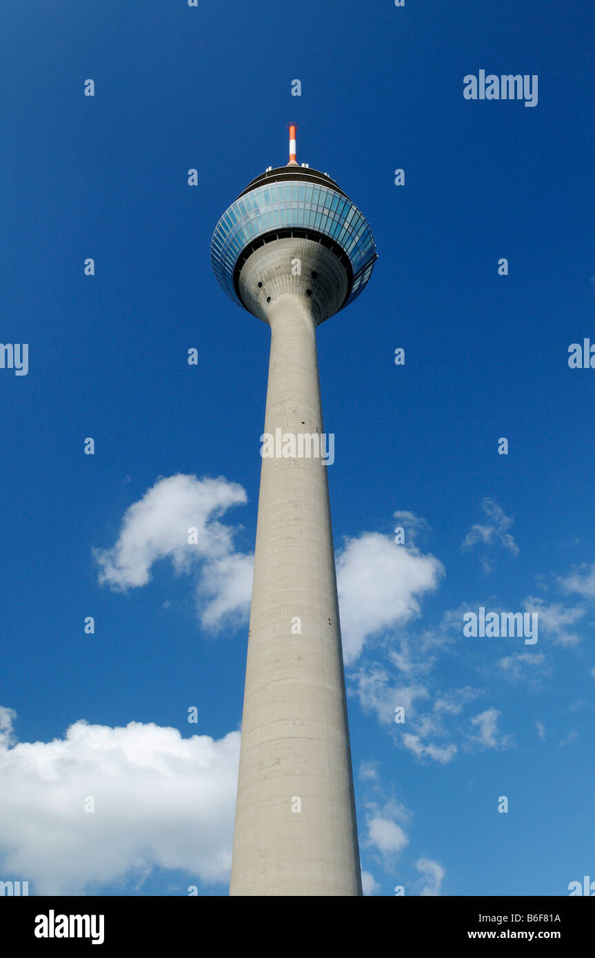 Sehen Sie den Rheinturm oder Rhein Tower, das höchste Gebäude in Düsseldorf, Nordrhein-Westfalen, Deutschland, Europa Stockfoto