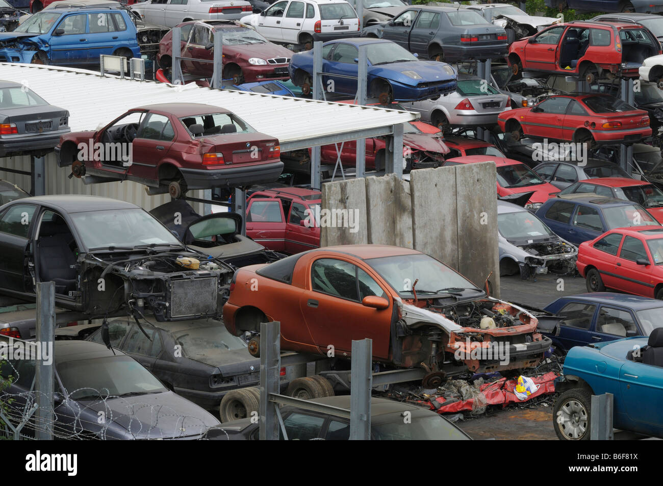 Ansammlung von gedumpten Autos, Recyclinghof, Nutzung von Metall Stockfoto