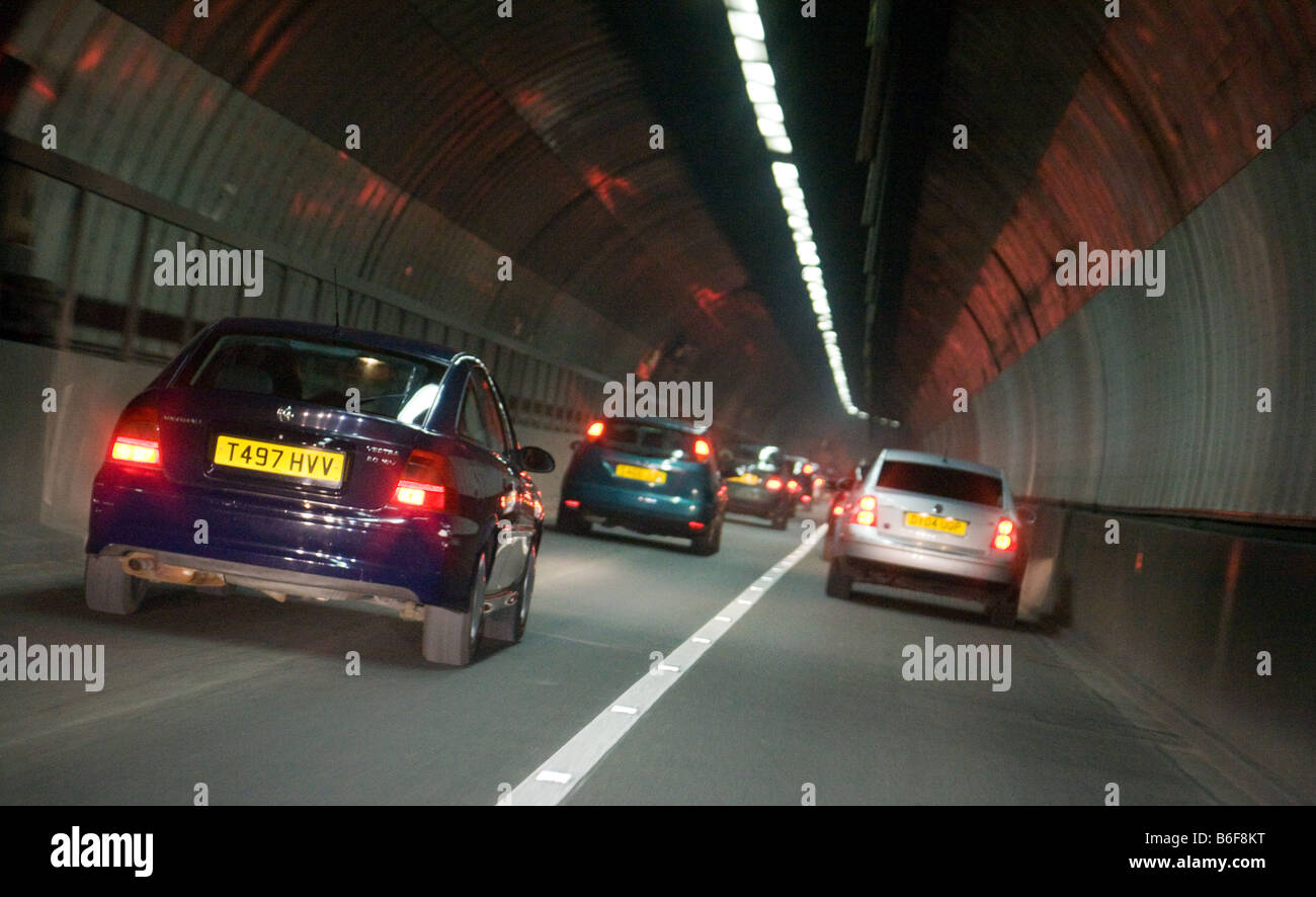 Autos fahren durch den Blackwall Tunnel, London, England Stockfoto