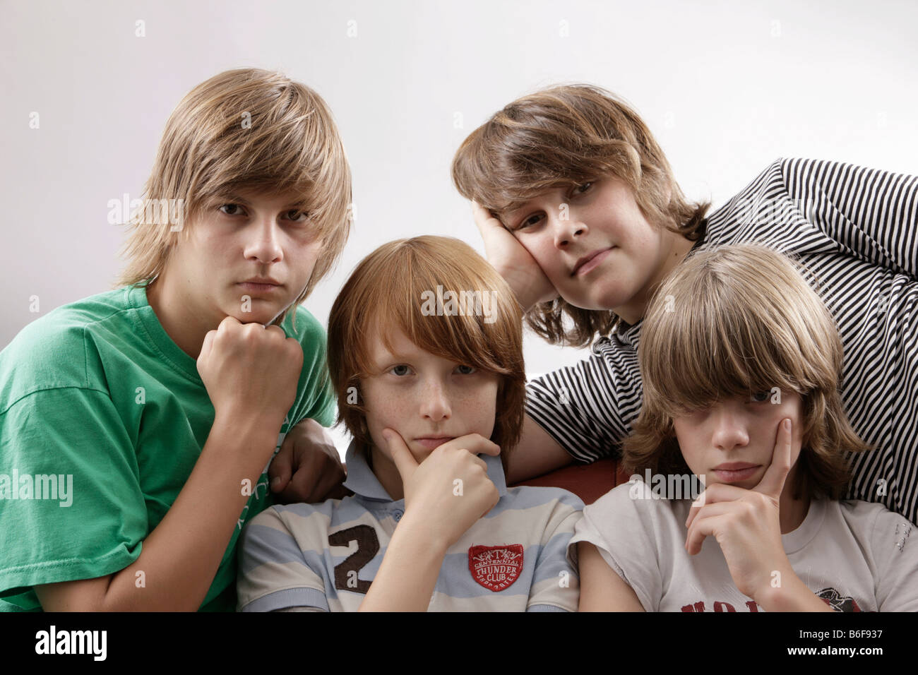 Vier Jungs posieren für die Kamera Stockfoto