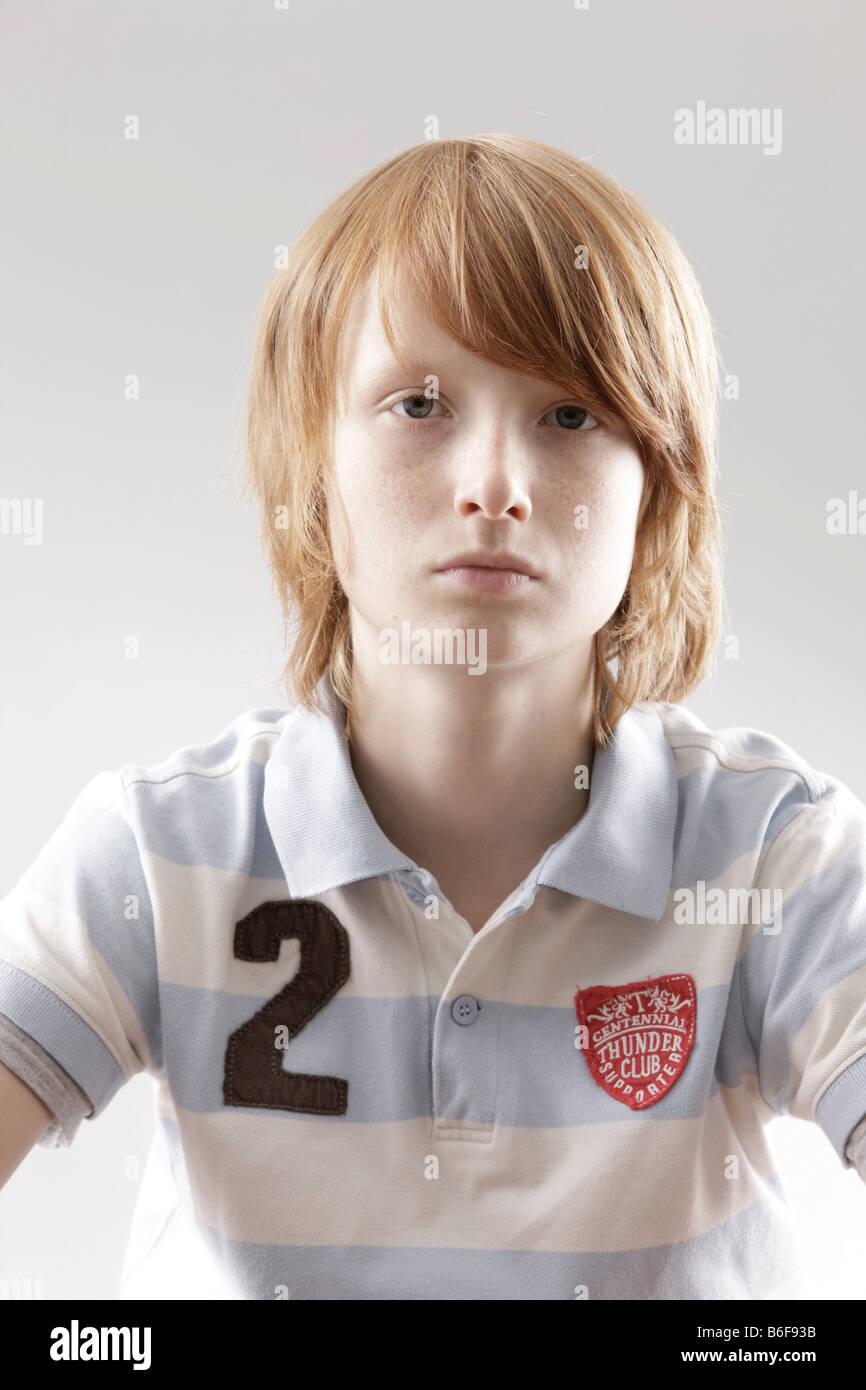 12 jähriger Junge sucht traurig Stockfoto