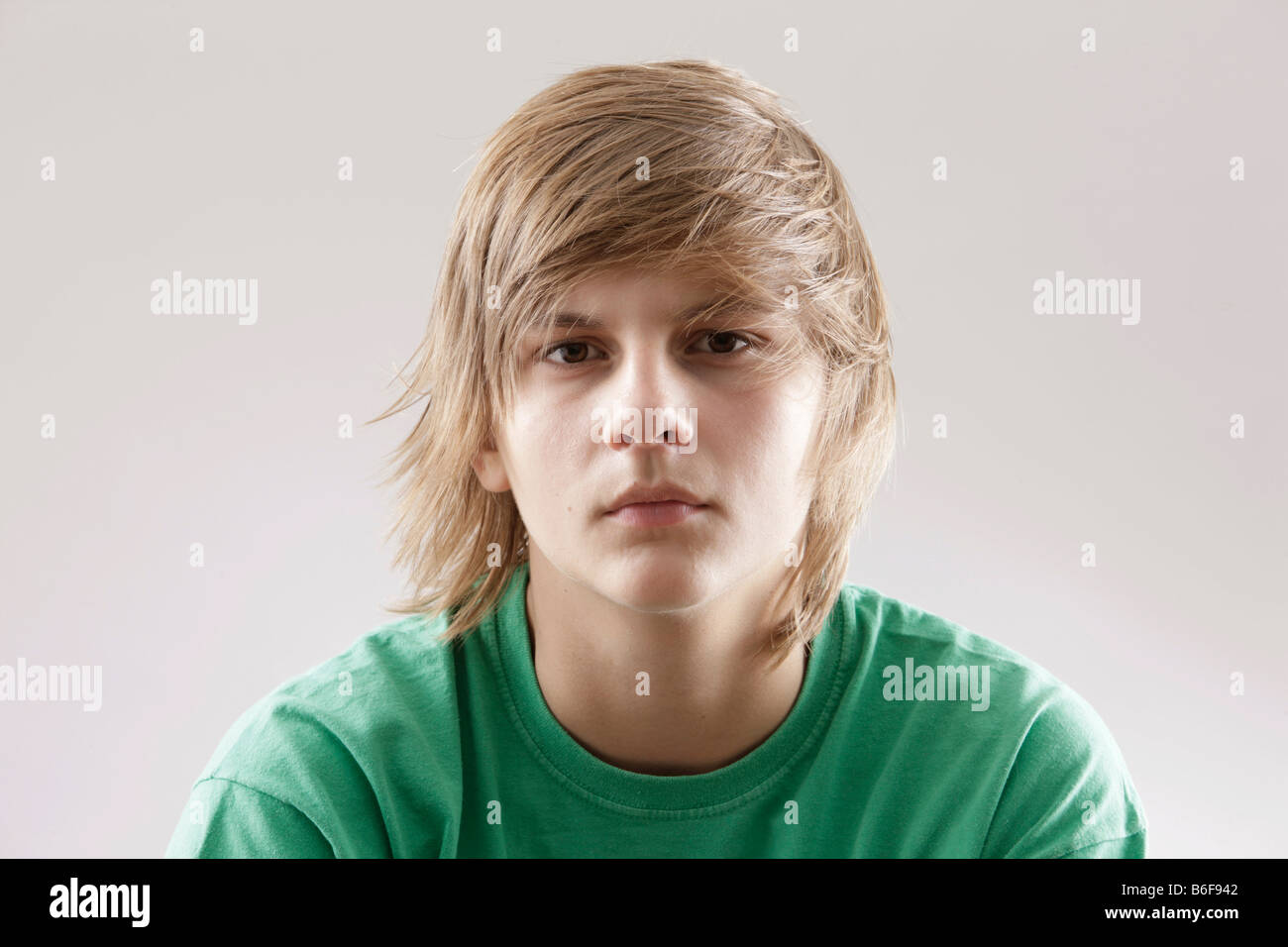 13 jähriger Junge mit einem grünen t-shirt Stockfoto