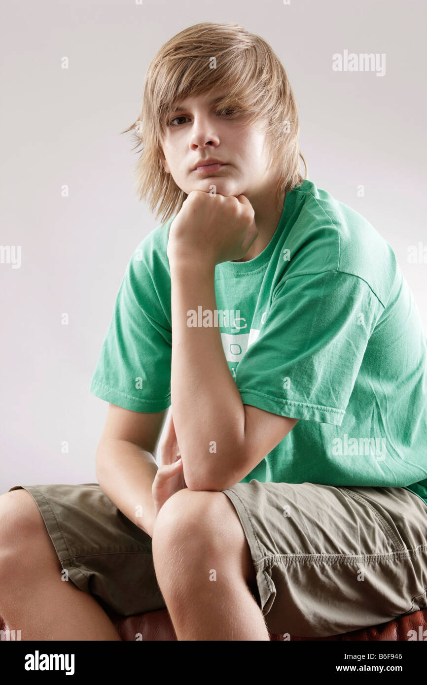 13 jähriger Junge trägt ein grünes Tshirt und kurze Hosen Stockfotografie Alamy