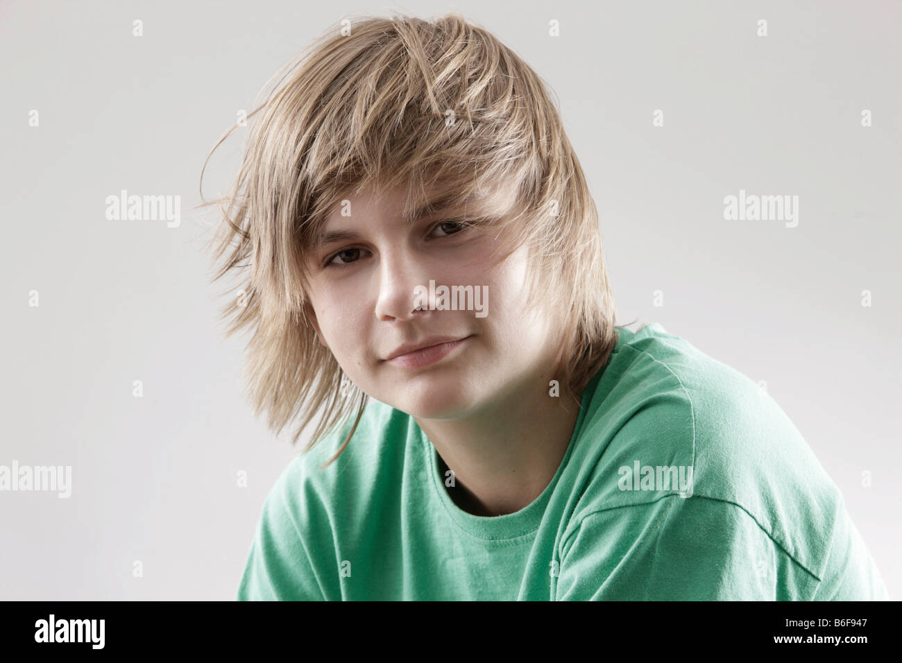 13 Jahre alten lächelnden jungen trägt ein grünes t-shirt Stockfoto