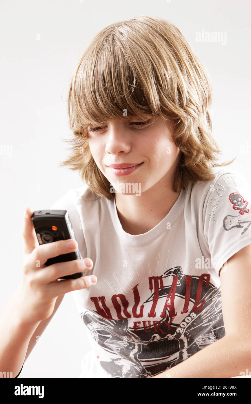 12 jähriger Junge spielt mit seinem Handy Stockfoto