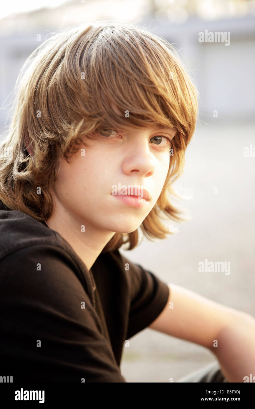 Junge, 12, mit blonden Haaren Stockfoto