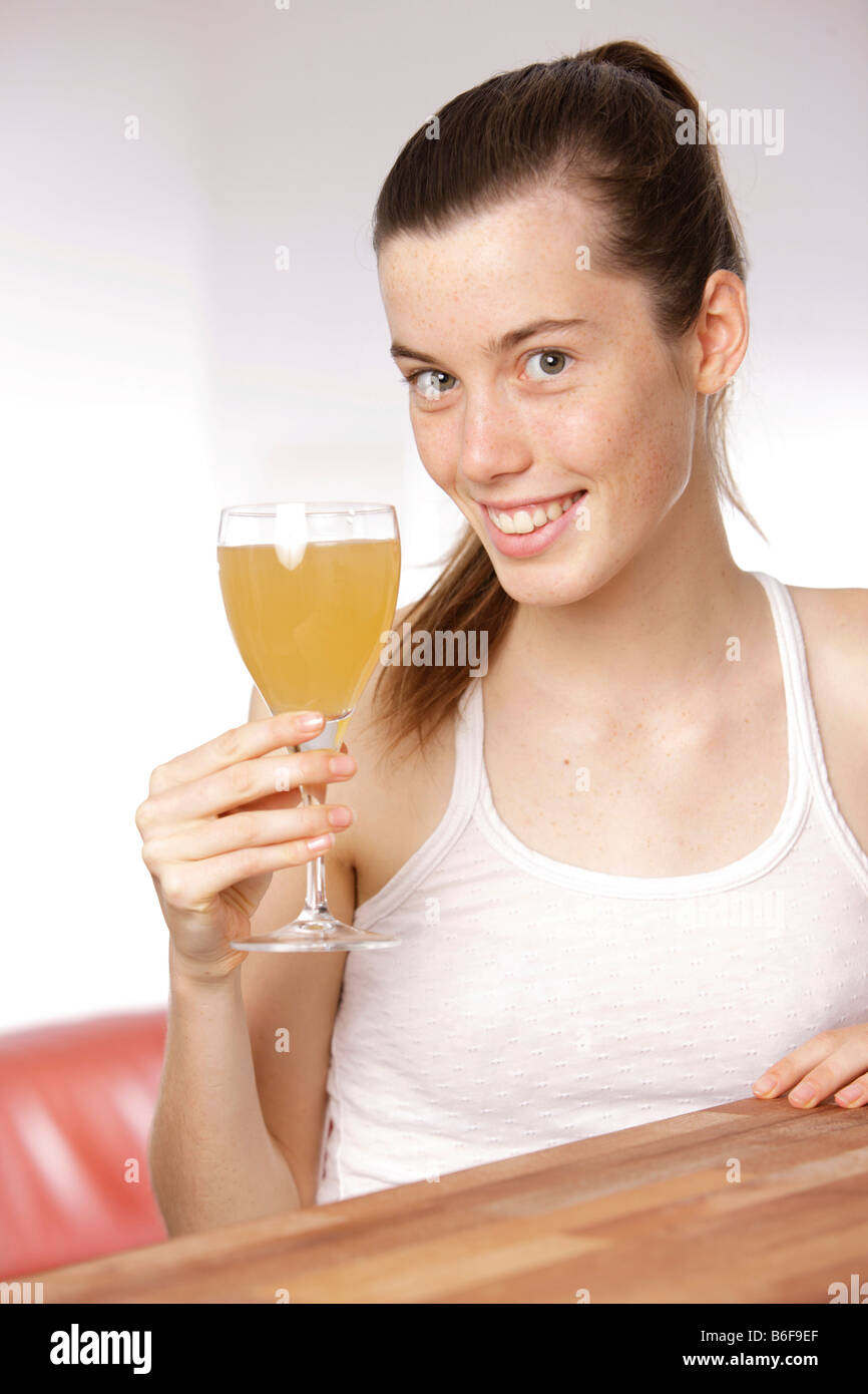 Mädchen mit Glas Fruchtsaft Stockfoto