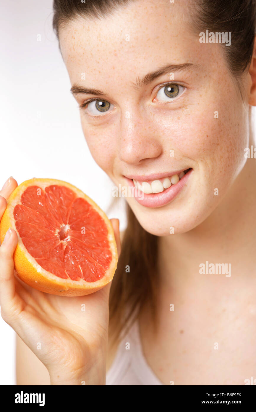 Mädchen mit grapefruit Stockfoto