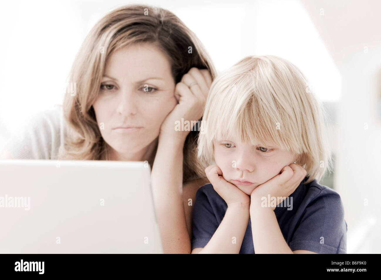 Mutter und Sohn auf einem Laptop, verärgert Stockfoto